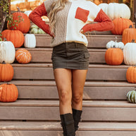 Color block round neck long sleeve sweater with pocket detail, fall style.