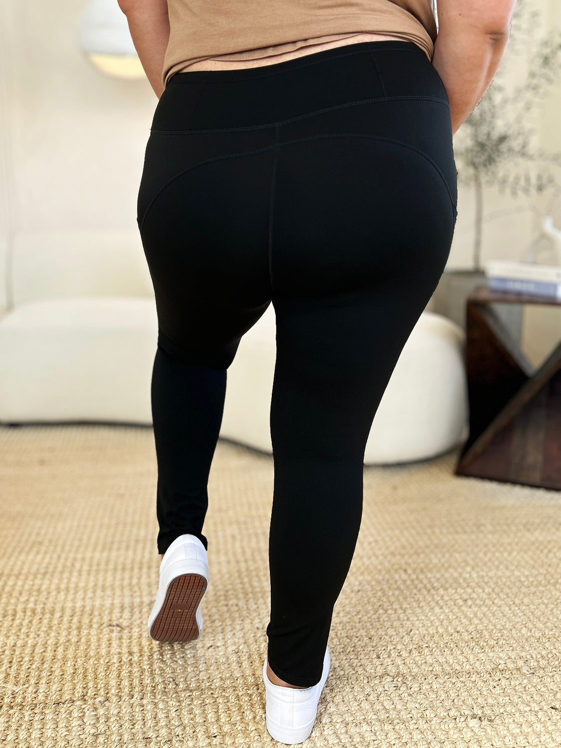 Wide waistband sports leggings in black, opaque and stretchy, made of 78% nylon and 22% spandex.