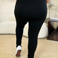 Wide waistband sports leggings in black, opaque and stretchy, made of 78% nylon and 22% spandex.