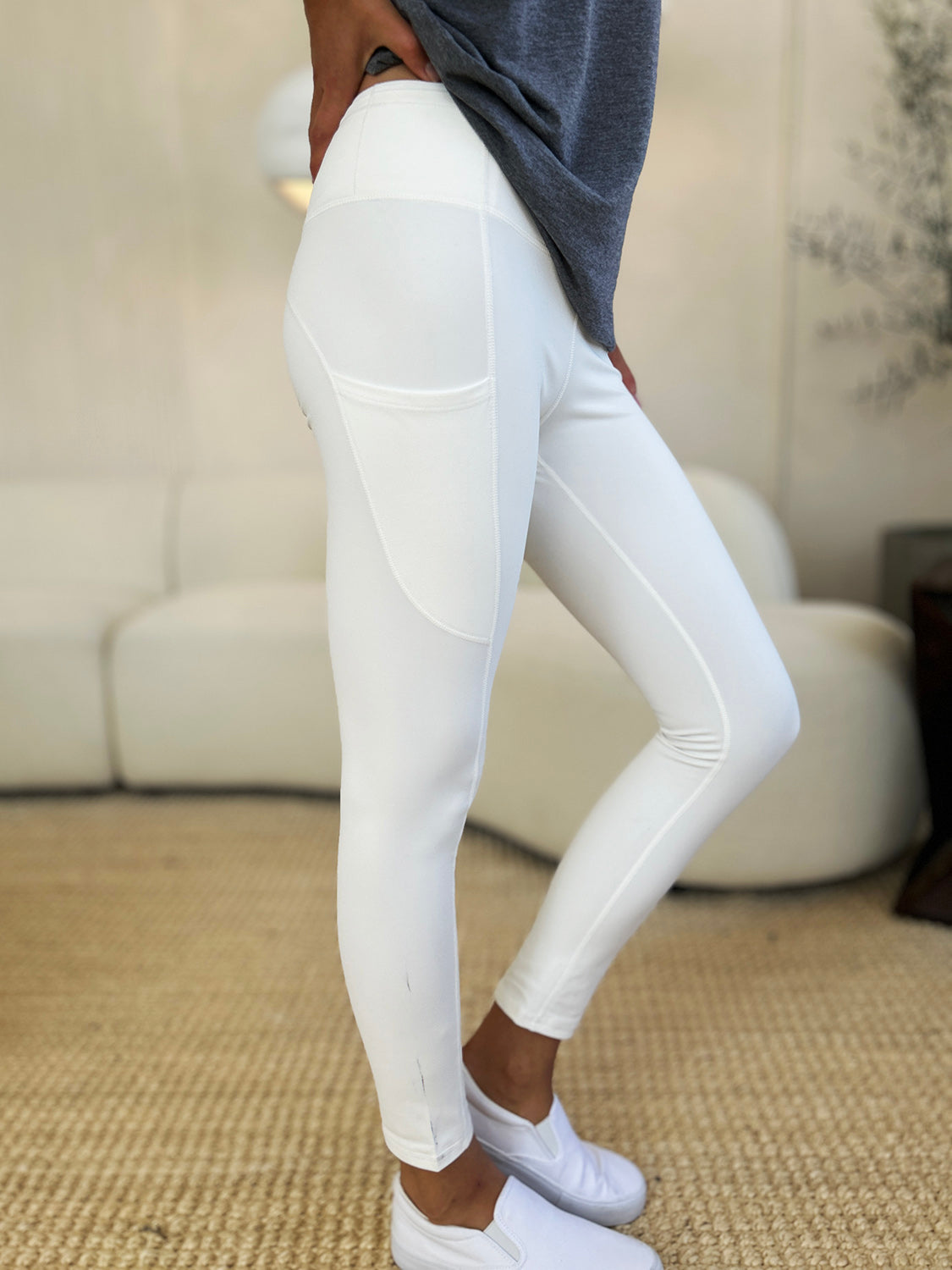 Wide waistband sports leggings in white, stretchy and opaque, made of nylon and spandex.