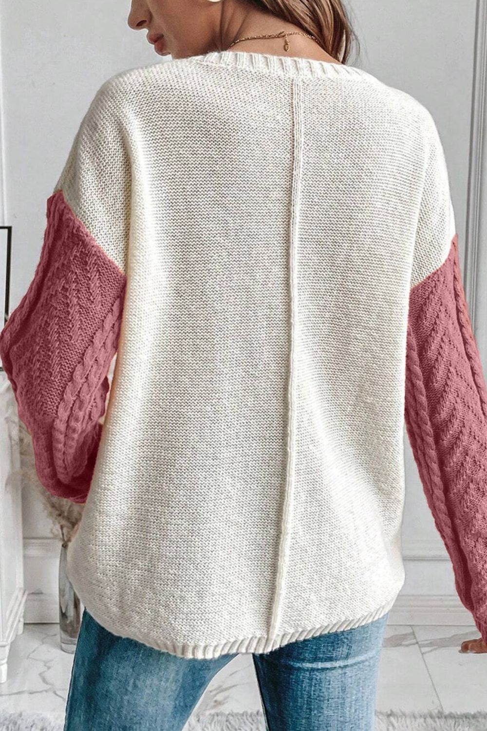 Color block round neck long sleeve sweater with pocket, slightly stretchy fabric.