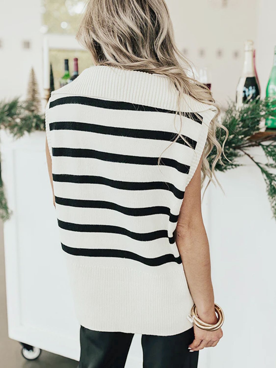 Striped half zip sweater vest in white and black with a basic style and moderate stretch, made of acrylic.