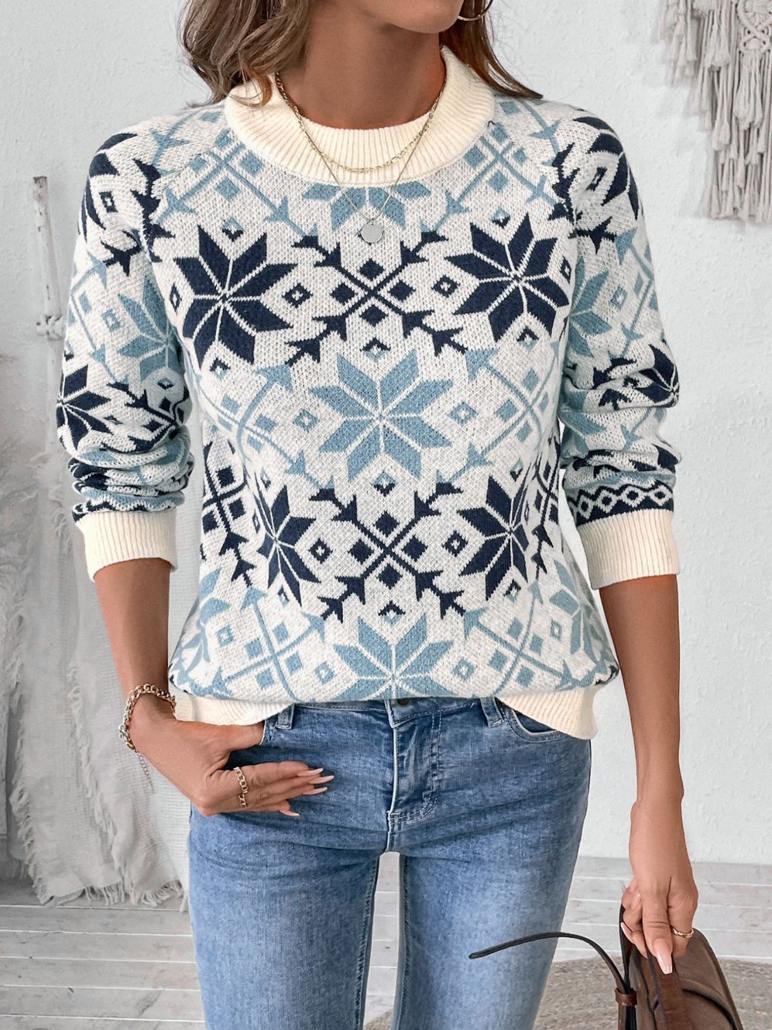 Perfee graphic round neck long sleeve sweater with snowflake pattern.