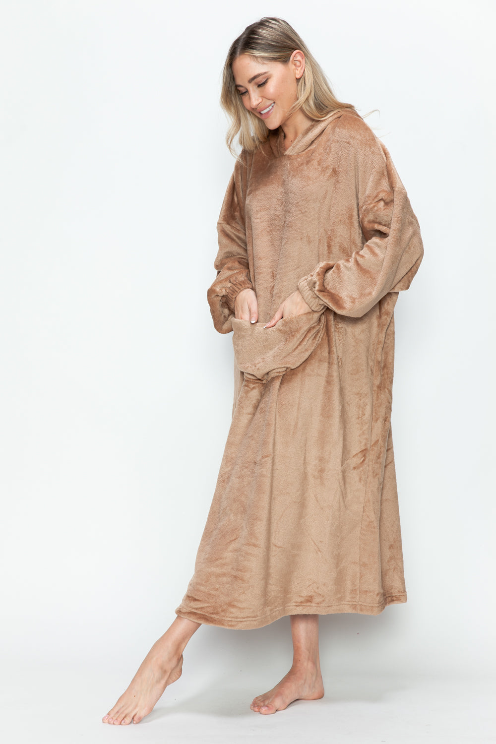 Full size pocketed hooded midi lounge dress in polyester, slightly stretchy and opaque.